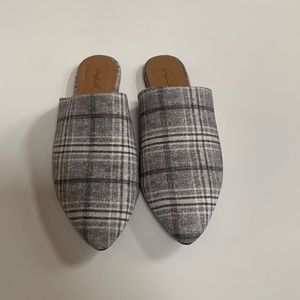 ⭐️HOST PICK⭐️ [7] Plaid flats